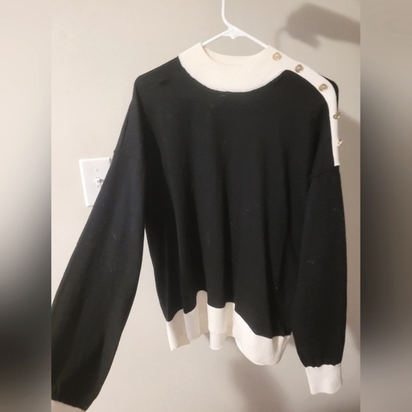 Micheal Kors Sweater XL - Picture 2 of 2